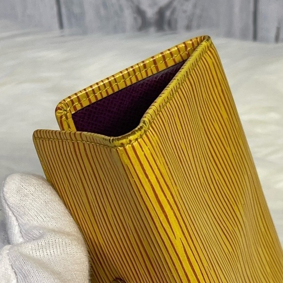 LOUIS VUITTON epi leather 6 key holder in mustard - Picture 11 of 15